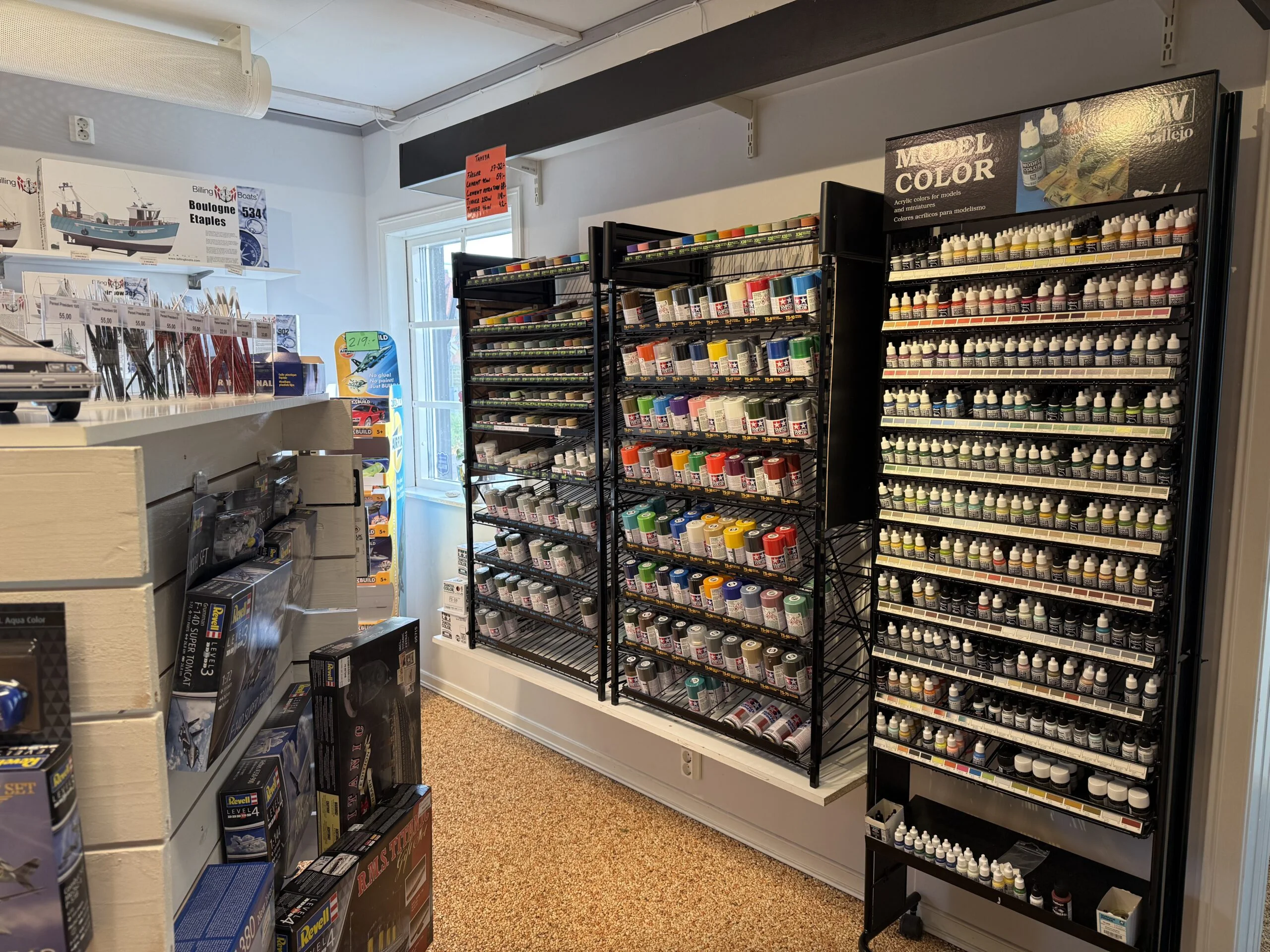 Inuti Skåne Hobby – hyllor med RC och tillbehör i Flädie