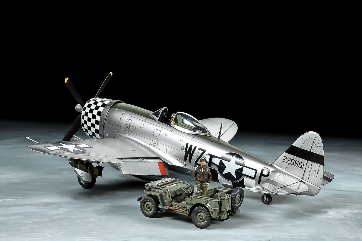 Tamiya Republic P-47D Thunderbolt Bubbletop & 1/4-ton 4×4 Light Vehicle 1/48 plastbyggsats – 25214